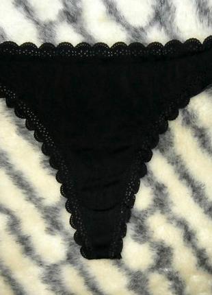 Сипатичні стрінги з вибитим мереживом спереду