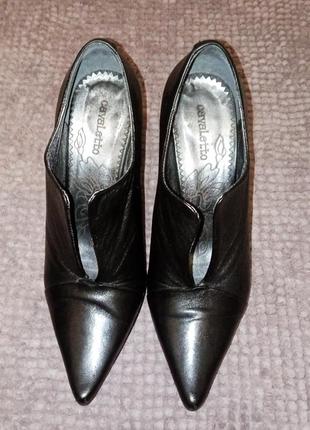 Шкіряні туфлі жіночі на підборах чорні