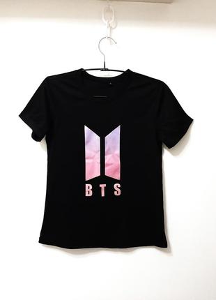 Базовая футболка летняя чёрная рисунок розовый/сиреневый короткие рукава женская