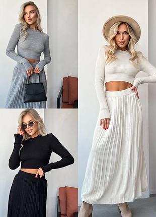 Трикотажный костюм с плиссированной юбкой и укороченным лонгсливом