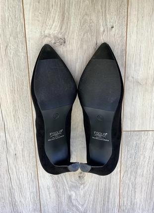 Туфли черные замшевые с острым носом на каблуке лодочки marks spencer5 фото