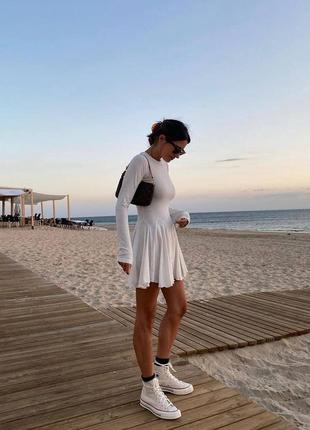 Сукня міді з довгими рукавами високим коміром під горло приталена з рясною спідницею платт...