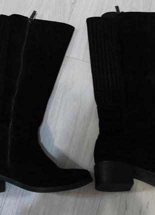 Жіночі замшеві чоботи на широку повну ногу високі на низькому ході каблуці чорні з камінням4 фото