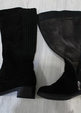 Жіночі замшеві чоботи на широку повну ногу високі на низькому ході каблуці чорні з камінням5 фото