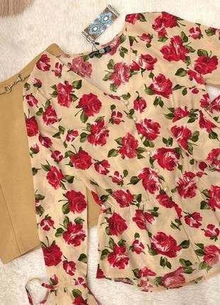 Бежевая блуза с розами цветами и воланом2 фото