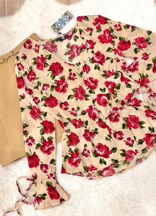 Бежевая блуза с розами цветами и воланом1 фото