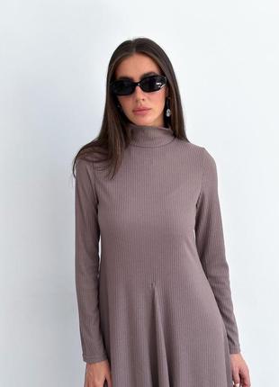 Новое платье из структурированного трикотажа,цвет мокко