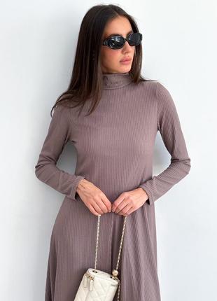 Новое платье из структурированного трикотажа,цвет мокко