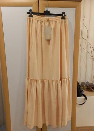 Юбка длинная.