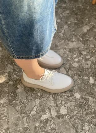 Туфли белые  из натуральной кожи на светлой подошве5 фото