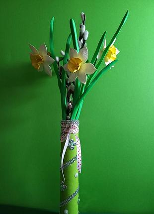 Весенние цветы в вазе