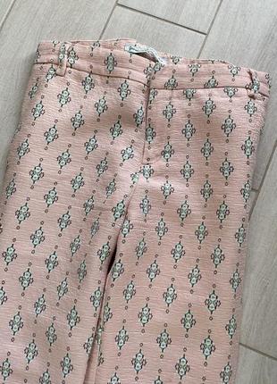 Нежно-розовые штаны с принтом stradivarius1 фото