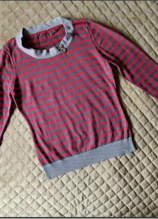 Светр на розмір 42-44,плечі 34 см,підмишки 44 см,довжина рукава 47 см,довжина 57 см.