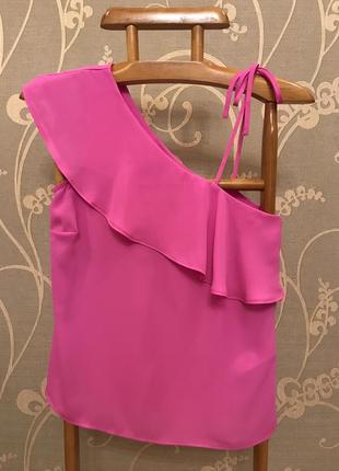 Очень красивая и стильная брендовая блузка ярко-розового цвета.