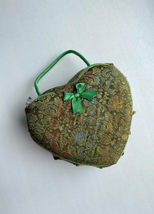 Шкатулка зеленая для украшений из вышитой ткани форма сердца с зеркальцем