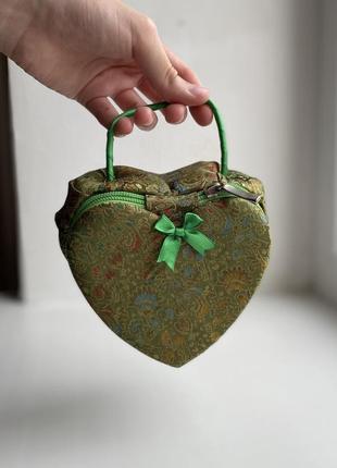 Шкатулка зеленая для украшений из вышитой ткани форма сердца с зеркальцем5 фото
