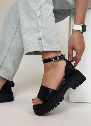 Кожаные черные босоножки с закрытой пяткой