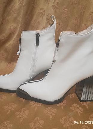 Белые женские ботинки