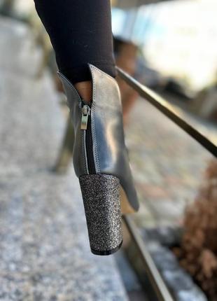 Серые графит кожаные ботильоны с острым носком на устойчивом каблуке5 фото
