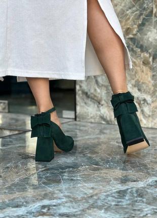 Зеленые замшевые туфли с ремешком с бантиком сзади7 фото