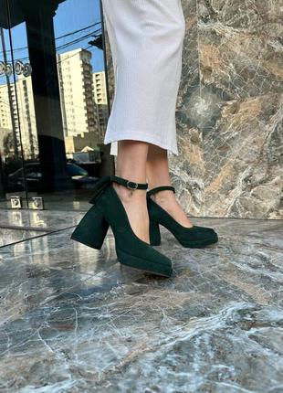 Зеленые замшевые туфли с ремешком с бантиком сзади8 фото