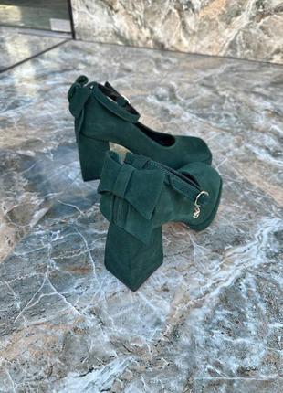 Зеленые замшевые туфли с ремешком с бантиком сзади10 фото