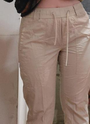 Бежево-серые прямые брюки