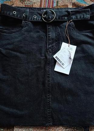 Классная темно серая джинсовпя юбка с поясом