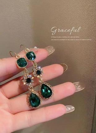 Золотисті сережки жіночі сансет із зеленим каменем у формі крапельки та безліччю білих фіанітів золотистий3 фото