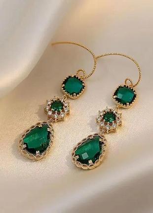 Золотисті сережки жіночі сансет із зеленим каменем у формі крапельки та безліччю білих фіанітів золотистий5 фото