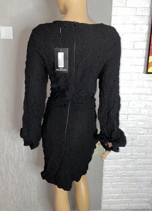 Фактурное платье с объемными рукавами платья оригинального кроя с обнаженным животом plt prettylittlething, l2 фото