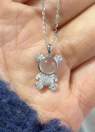 Підвіска срібна тедді, кулон ведмедик з фіаніту та халцедону (імітація), срібло 925 проби, довжина 40+6 см