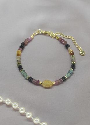 Браслет натуральный турмалин со вставкой рутиловый кварц, фур-ра гип-ный сплав цвета золото d-7х4мм+- l-17см