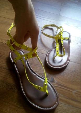 Яскраві босоніжки.