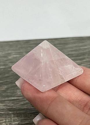 Пирамида из натурального камня розовый кварц - оригинальный сувенир на подарок парню, девушке
