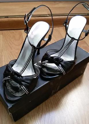 Элегантные босоножки.