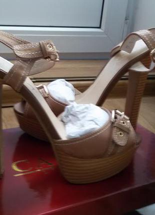 Эффектные босоножки