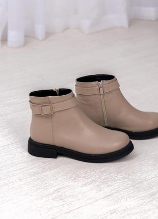 Женские кожаные демисезонные ботинки бежевого цвета2 фото