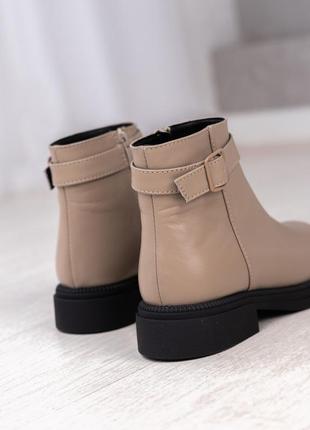 Женские кожаные демисезонные ботинки бежевого цвета8 фото