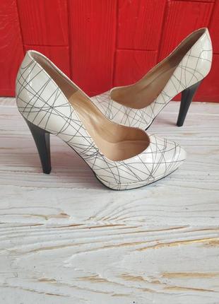 Peter kaiser туфлі із натуральної лакованої шкіри зовні і нат.шкіри всередині 36 рр, нюанс