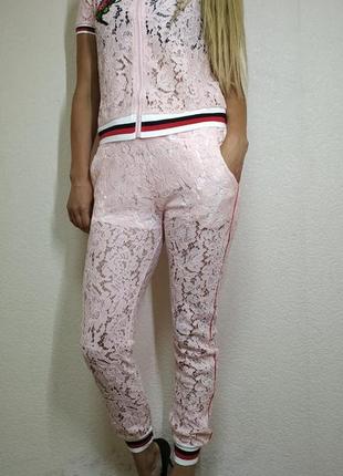 Гарний костюм гіпюровий