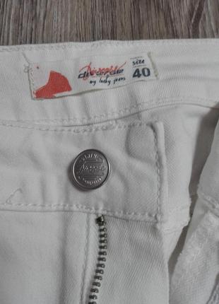 Белые рваные джинсы3 фото