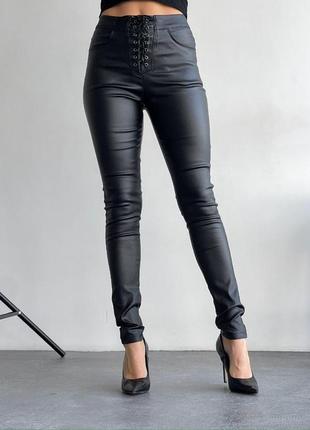 Стильные женские кожаные брюки на шнуровке2 фото