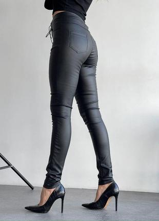 Стильные женские кожаные брюки на шнуровке4 фото