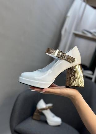Ексклюзивні туфлі з білої лакової шкіри з золотими елементами на широкому каблуку5 фото