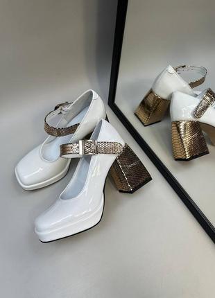Ексклюзивні туфлі з білої лакової шкіри з золотими елементами на широкому каблуку6 фото