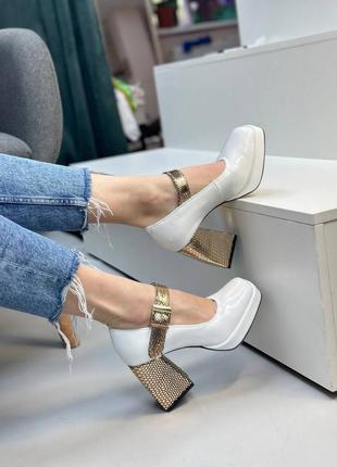 Ексклюзивні туфлі з білої лакової шкіри з золотими елементами на широкому каблуку1 фото