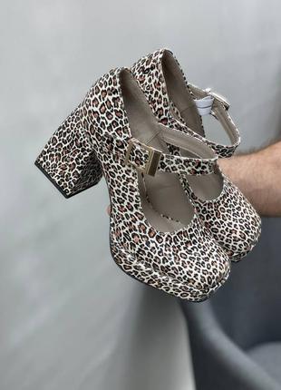 Леопардові шкіряні туфлі мері з ремінцем