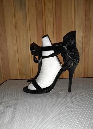 Чёрные атласные босоножки с завязками на высоком каблуке пяточка в чёрных стразах3 фото