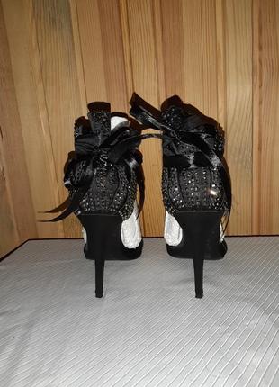 Чёрные атласные босоножки с завязками на высоком каблуке пяточка в чёрных стразах8 фото